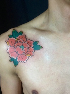 两边肩膀下方的彩色花朵纹身图案