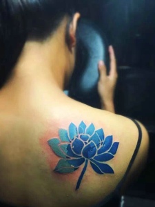 男士后背蓝莲花纹身图案有趣极了