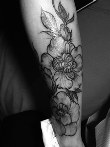 花臂黑白花朵纹身图案清晰唯美