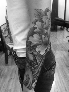 男士手臂黑白花朵纹身刺青