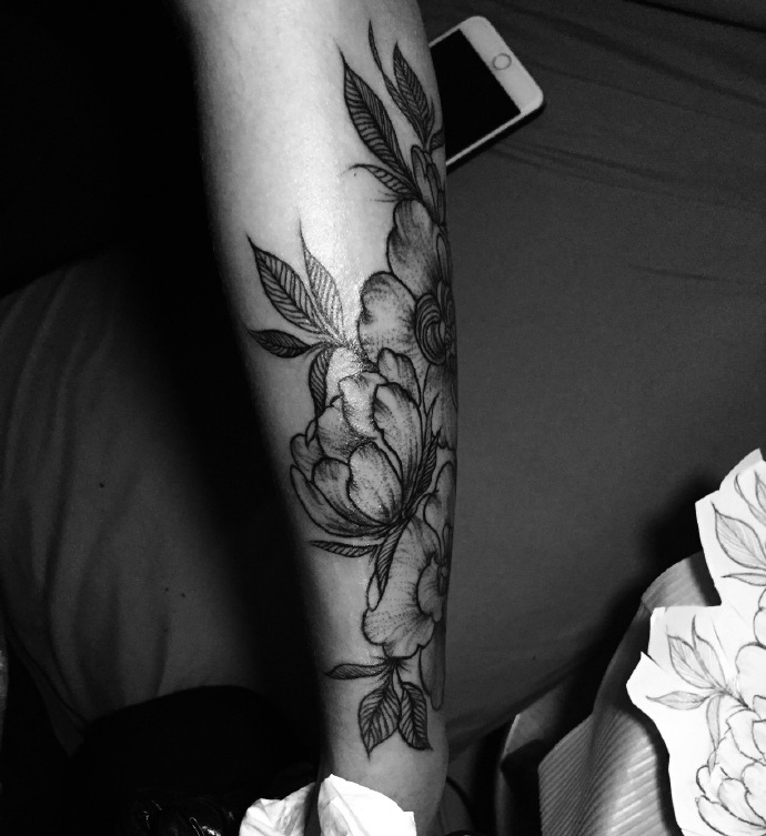 点击大图看下一张：花臂黑白花朵纹身图案清晰唯美