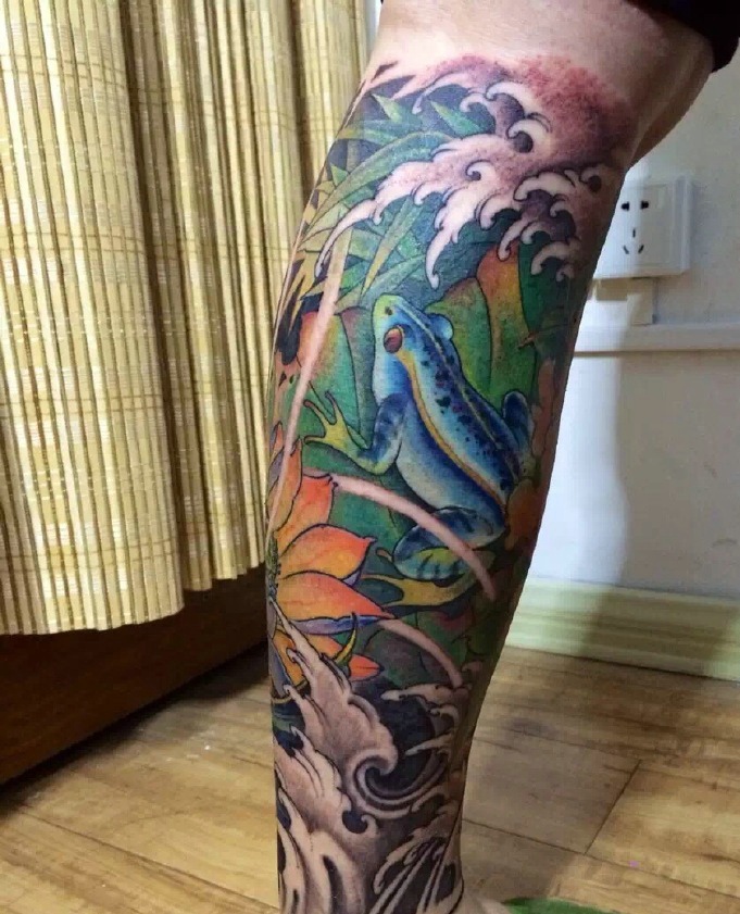 点击大图看下一张：五彩缤纷的花腿鲤鱼纹身图案