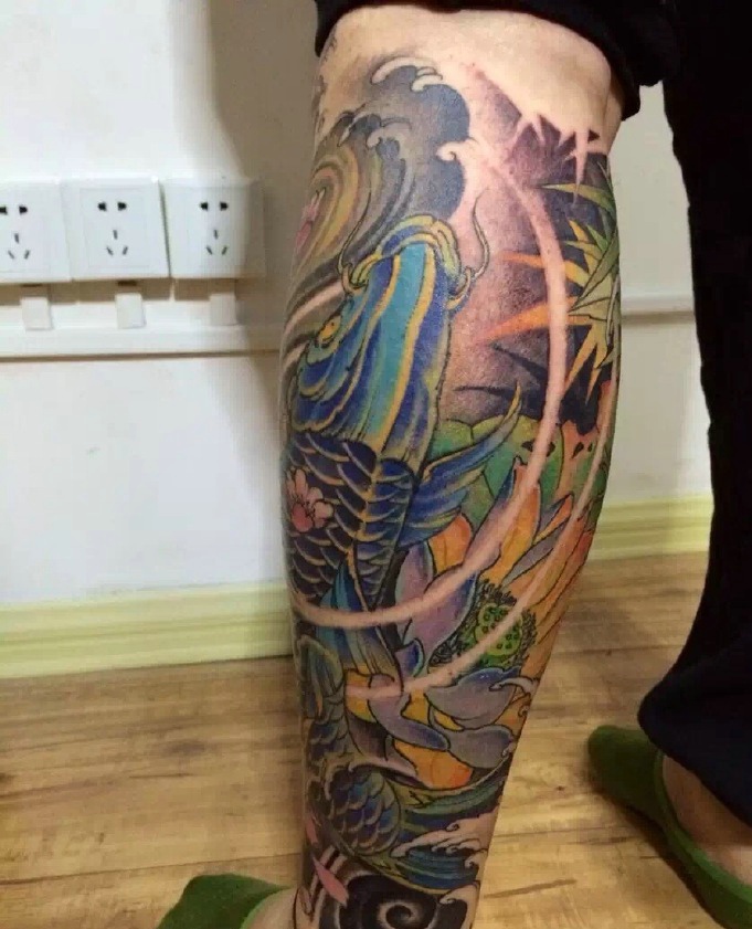 点击大图看下一张：五彩缤纷的花腿鲤鱼纹身图案