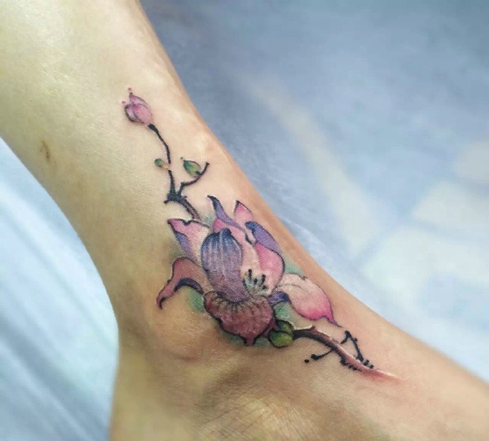 点击大图看下一张：裸脚上的性感彩色花朵纹身刺青