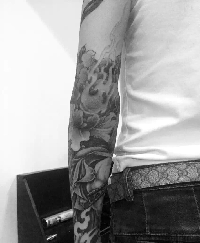 点击大图看下一张：男士手臂黑白花朵纹身刺青