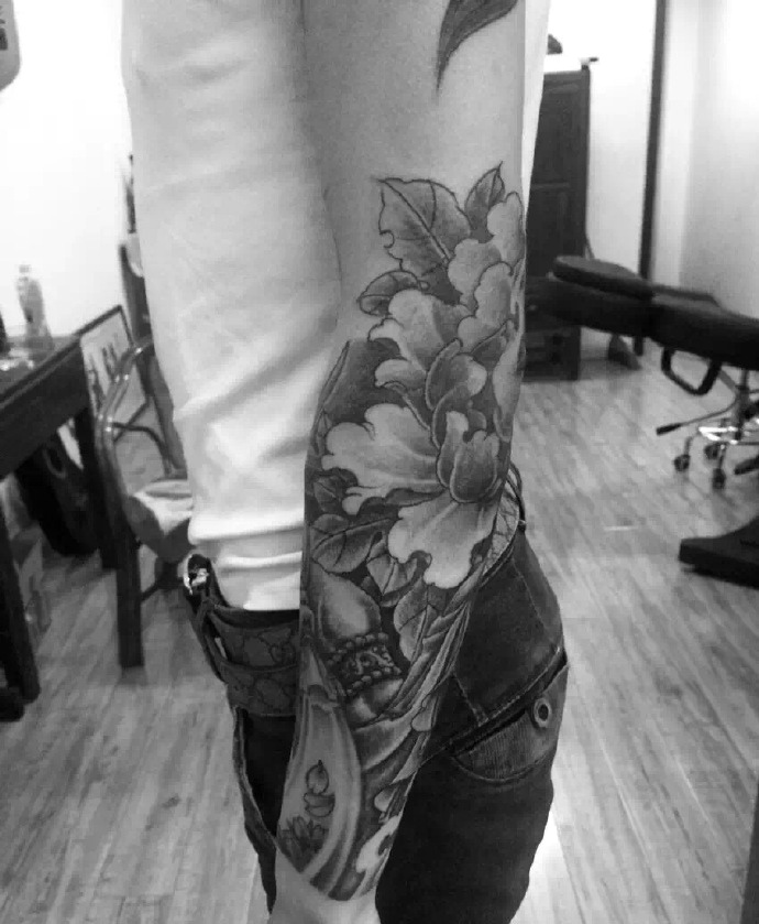 点击大图看下一张：男士手臂黑白花朵纹身刺青