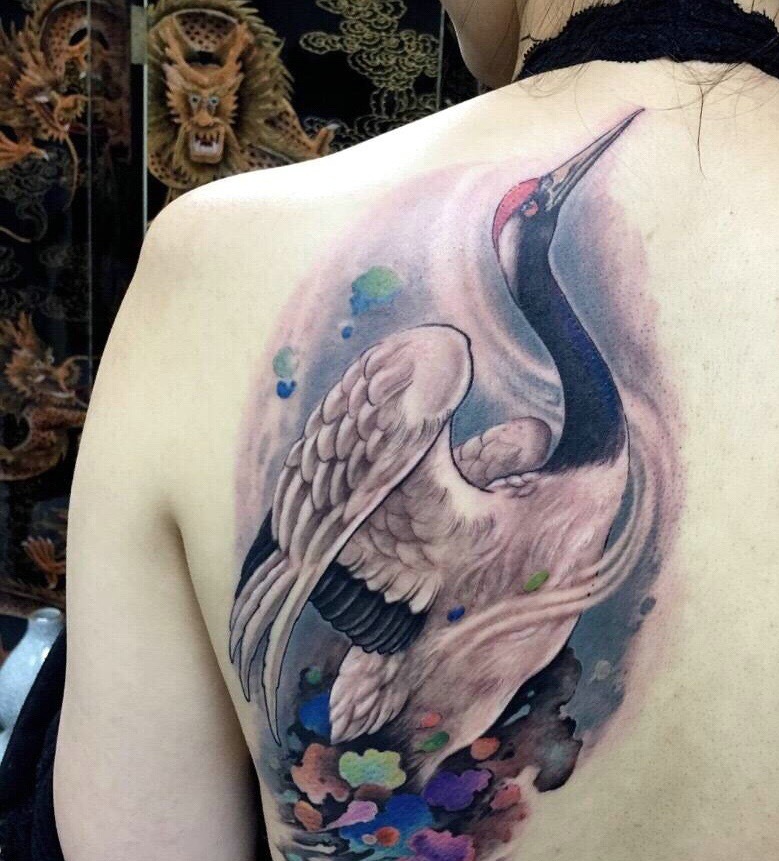 点击大图看下一张：美丽骄傲的一只天鹅后背纹身图案
