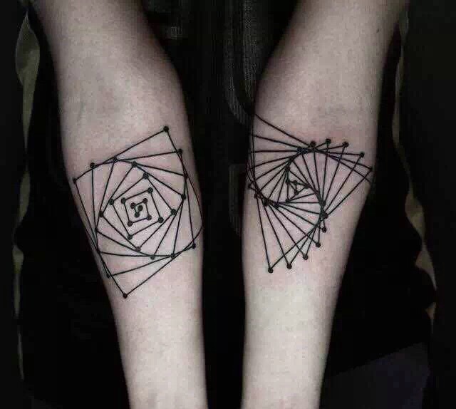点击大图看下一张：有趣的几何图案拼成的手臂情侣纹身图案