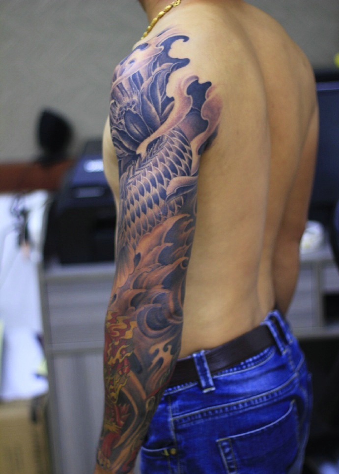 点击大图看下一张：大臂具有男人味的传统邪龙纹身图案