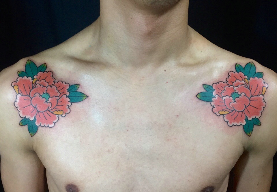 点击大图看下一张：两边肩膀下方的彩色花朵纹身图案