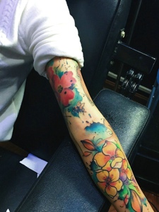 五颜六色的水彩花臂花朵纹身图案