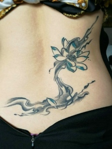 性感女孩腰部后背的连花纹身图案