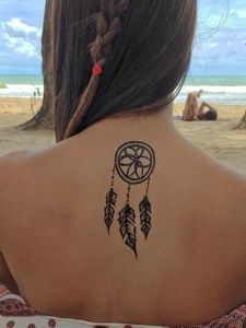 海滩上的性感美女后背海娜纹身图案