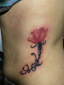 腰部上的红玫瑰纹身图案性感妩媚