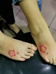 处在脚背上的唯美樱花情侣纹身图案