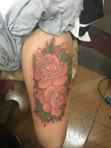 大腿处彩色花朵纹身图案相当抢眼