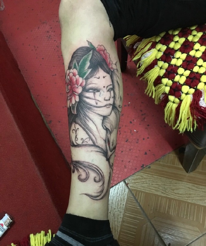 点击大图看下一张：精致耐看的传统花妓纹身图案