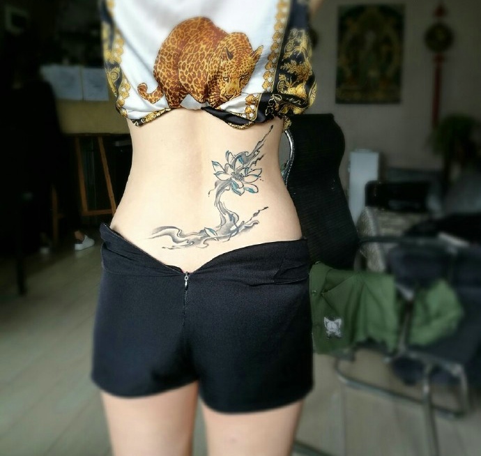 点击大图看下一张：性感女孩腰部后背的连花纹身图案
