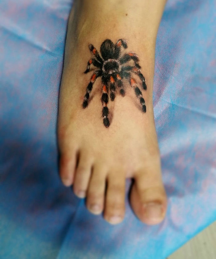 点击大图看下一张：脚背一只3d小蜘蛛纹身图案