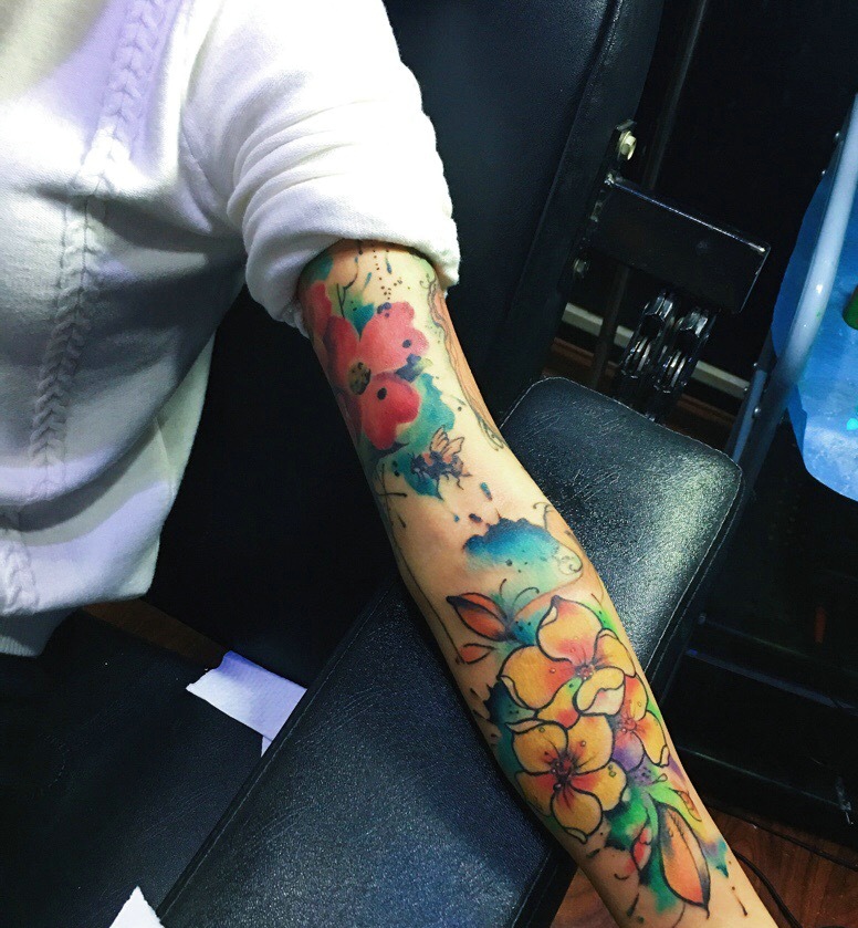 点击大图看下一张：五颜六色的水彩花臂花朵纹身图案
