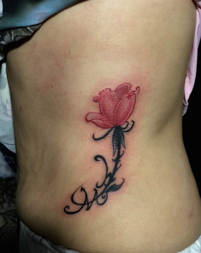 点击大图看下一张：腰部上的红玫瑰纹身图案性感妩媚