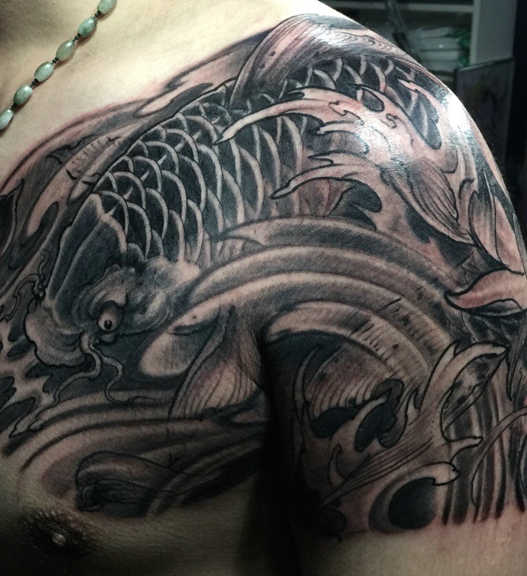 点击大图看下一张：半甲黑白鲤鱼纹身图案很帅气