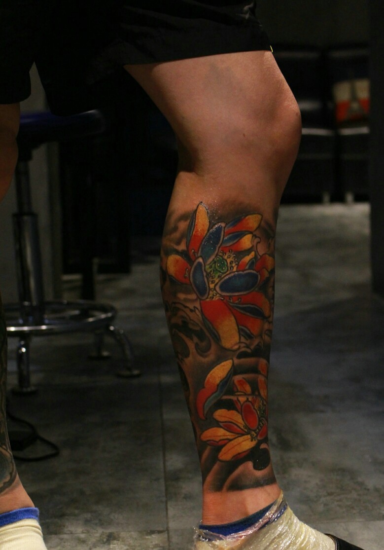 点击大图看下一张：包小腿彩色莲花与狮子纹身图案