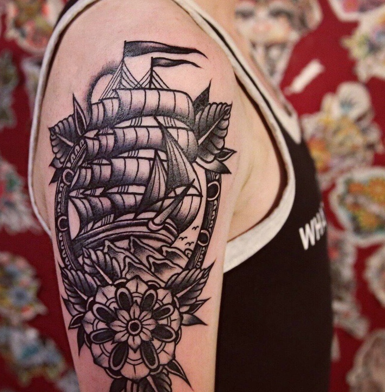 点击大图看下一张：花篮与帆船混合的手臂纹身图案