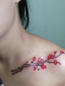 个性女孩锁骨处好看的梅花纹身图案