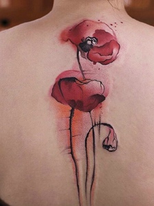 背部鲜艳无比的水彩花朵纹身图案