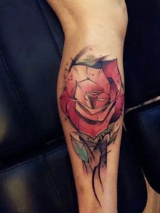 小腿处彩色玫瑰纹身图案很抢眼