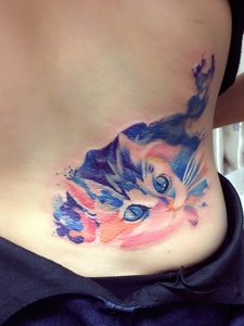 腰部上的水彩花猫头部纹身图案