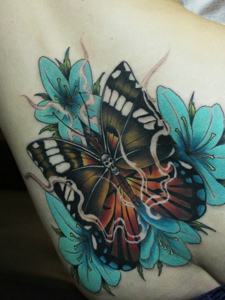 性感女生腰部下方的彩色蝴蝶纹身图案