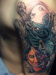 鲤鱼与般若结合的彩色花臂纹身图案
