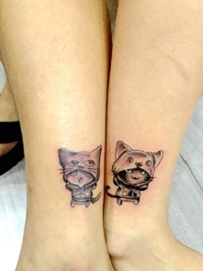 裸脚处一对可爱迷你小猫情侣纹身图案