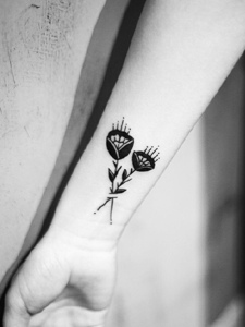 手臂一对有趣的花朵纹身图案