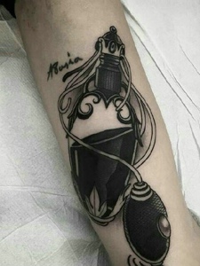 手臂一款个性有趣的水墨图腾纹身图案