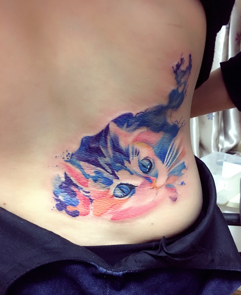 点击大图看下一张：腰部上的水彩花猫头部纹身图案