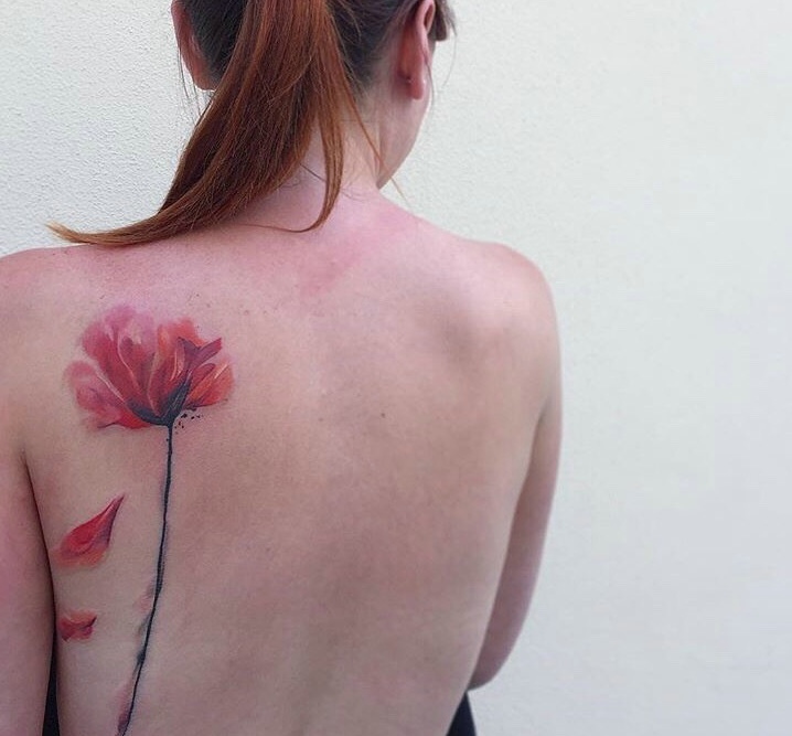 点击大图看下一张：背部鲜艳无比的水彩花朵纹身图案