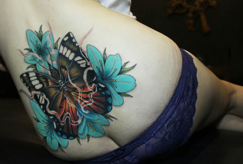 点击大图看下一张：性感女生腰部下方的彩色蝴蝶纹身图案