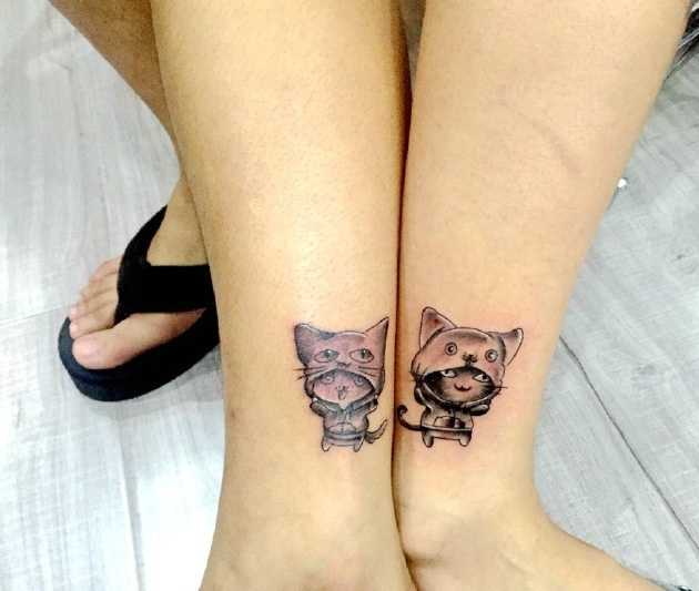 点击大图看下一张：裸脚处一对可爱迷你小猫情侣纹身图案