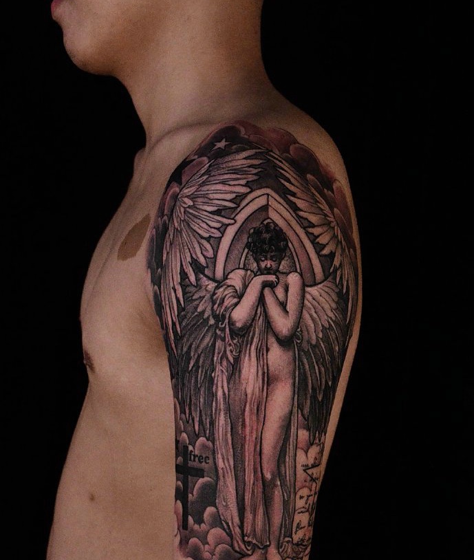 点击大图看下一张：大臂个性传统天使纹身图案