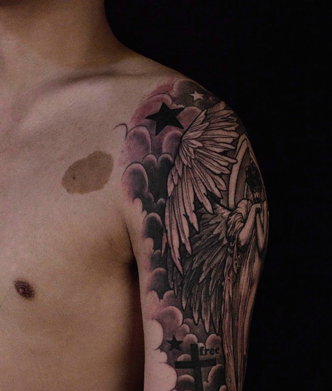 点击大图看下一张：大臂个性传统天使纹身图案