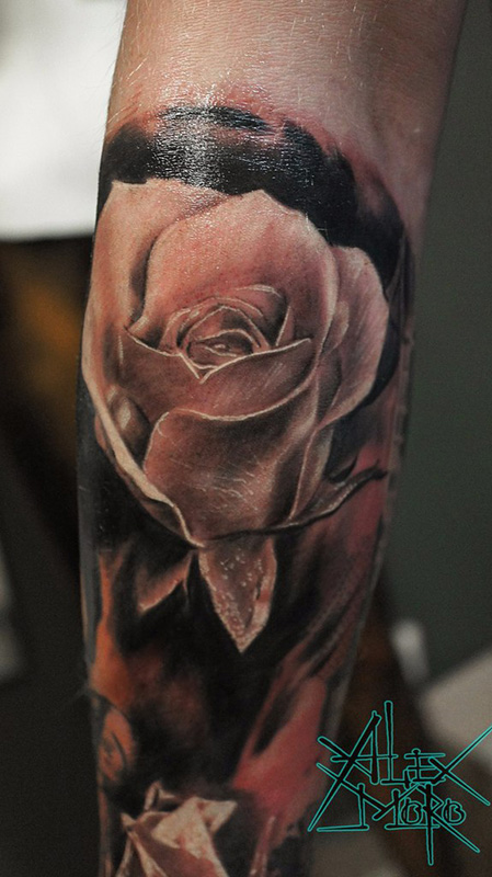 点击大图看下一张：铿锵玫瑰，手臂写实风玫瑰纹身图案