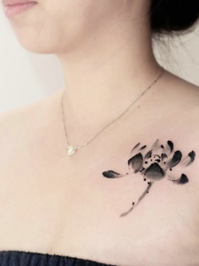 性感女生锁骨处水墨花朵纹身图案