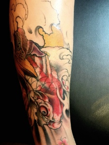 活泼亮丽的手臂红鲤鱼纹身图案