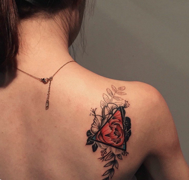 点击大图看下一张：后背几何花朵纹身刺青很唯美