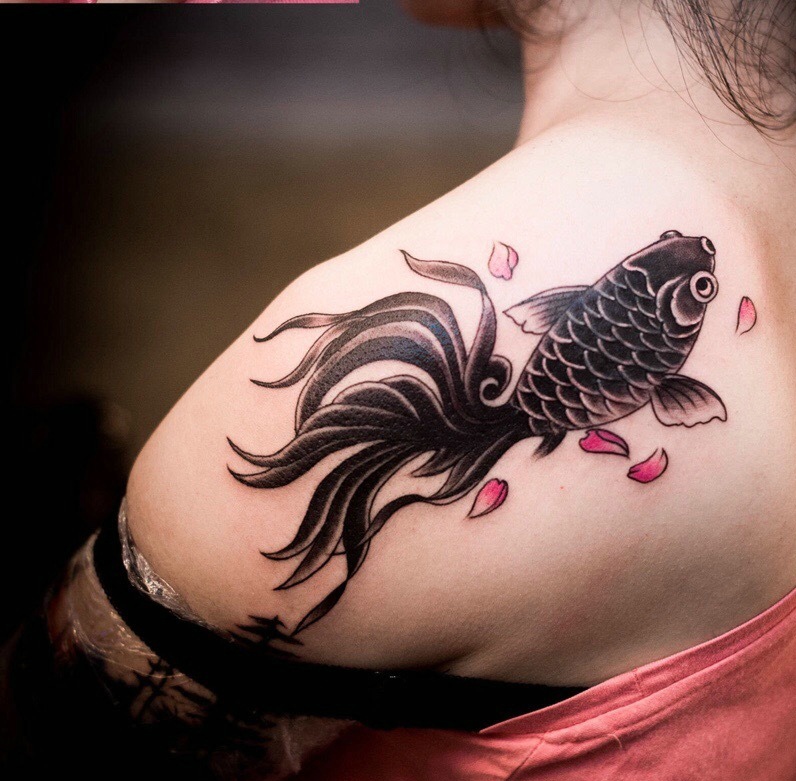 点击大图看下一张：后背一条精美的鲤鱼纹身图案