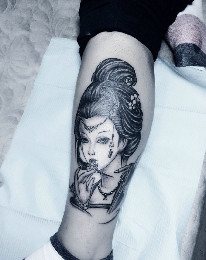 点击大图看下一张：腿部上精美黑白花妓纹身图案