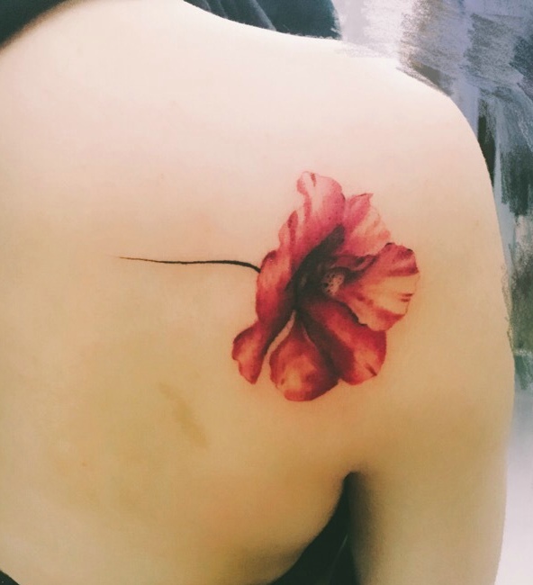 点击大图看下一张：后背一朵鲜艳的花朵纹身图案